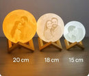 🌙Luminária Premium - Lua impressa em 3D c/Foto e Texto Personalizados - Recarregável por USB.🔋