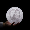 🌙Luminária Premium - Lua impressa em 3D c/Foto e Texto Personalizados - Recarregável por USB.🔋