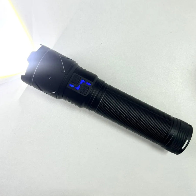 🔦Lançamento - Lanterna LED Ultra Poderosa 2025 - Alcança até 300M / Recarregável (Tipo C)🔋 - A Prova d'Agua💦 - Pode ser Usada como Carregador Portátil.🪫📱⚡️