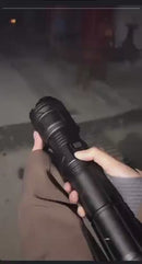 🔦Lançamento - Lanterna LED Ultra Poderosa 2025 - Alcança até 300M / Recarregável (Tipo C)🔋 - A Prova d'Agua💦 - Pode ser Usada como Carregador Portátil.🪫📱⚡️